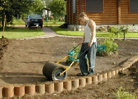 Прифкатывание почвы садовым катком